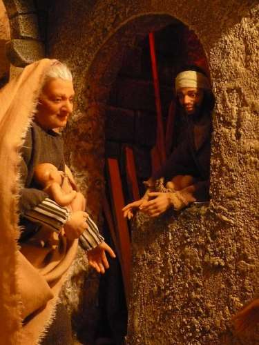 Mi abuela portando el Niño Jesús y San José contemplando la escena.