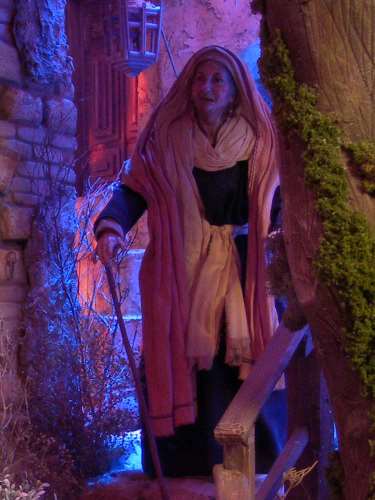 La figura que veis de la viejecita, no es mia,me la dejaron para este belen.Los artistazos de estas bellas figuras son los imagineros belenistas sevillanos José Rioja y Luis Lagares.
