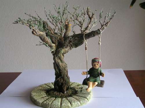 niño columpio