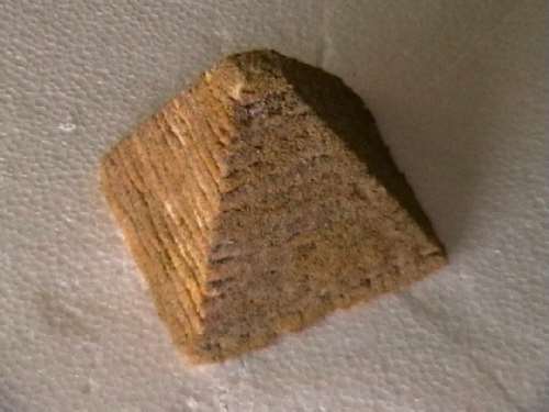 pirámide de porex expandido (comprada) rallada con soldador, y con arena pegada mediante cola tintada de ocre. (técnica también de LOLAPG)