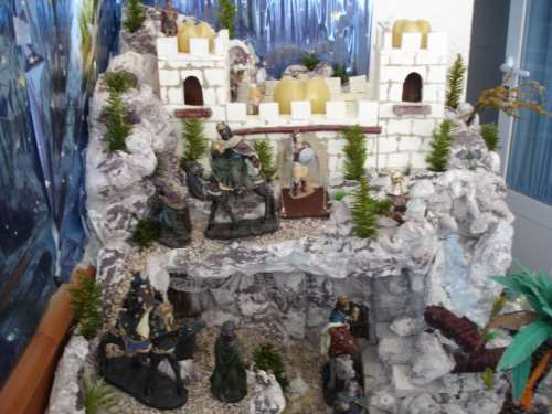 mi castillo, este es del año pasado y fue inventado sin colaboracion del foro, ya que nos os conocia ejjeje, las cupulas son los culos de las cocacolas pintado de color oro, daba luz pero al final, olor ejjejej