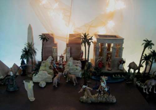 Huida a Egipto. Escenas de romanos en Egipto y peligros en el camino. El milagro de la palmera que se inclina. Escena antigua de Moisés salvado de las aguas por la hija del faraón, superpuesta.