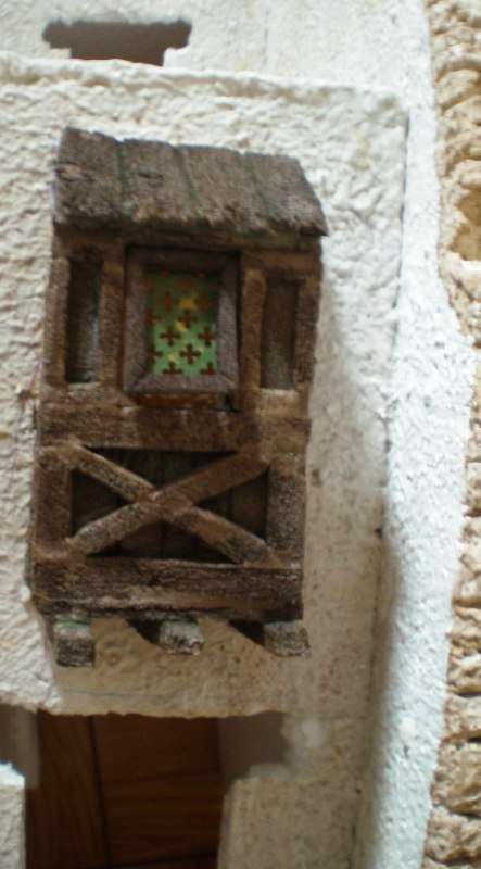 Balcon pintado y con una celosia imitada con un trozo de cubierta protetora de chimeneas (metalica)
