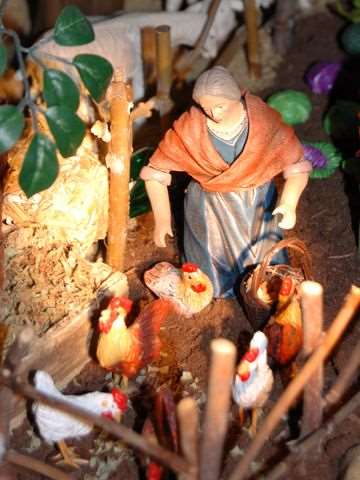 Pastora recogiendo huevos en el Huerto.