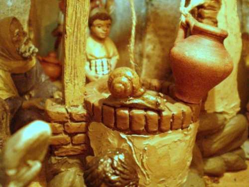 Interior II.
Detalle del pozo, con una ánfora, un caracol (bastante desproporcionado) y un niño "anonadado" que ignora a su pobre abuelo.