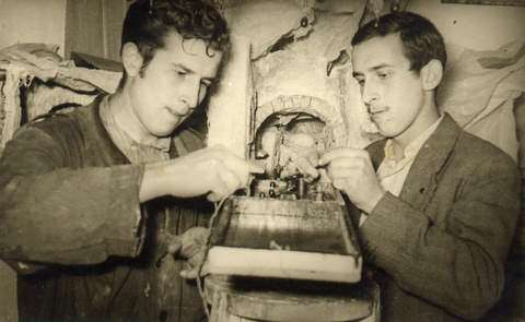 Los hermanos Angulo creando un nacimiento en el año 1960