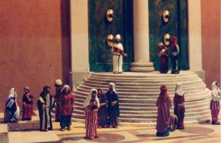 Jesús antre los Doctores de la Ley-2. Detalle del patio del Templo en el que puse unas veinte figuras de relleno de 6 cm hechas por mi.
Vilanova i la Geltrú 1995