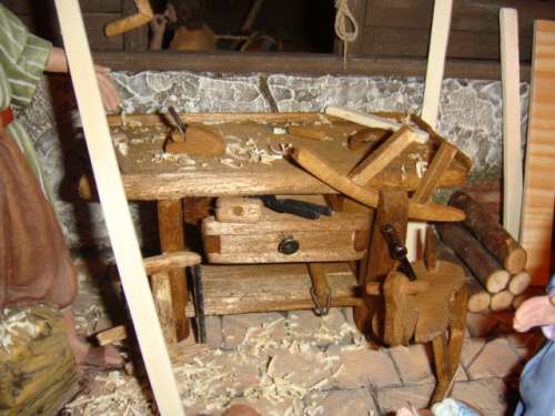 Mesa y herramientas de carpintero