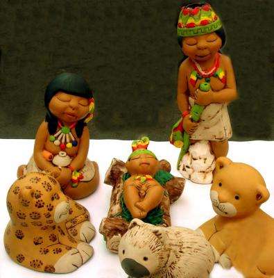 Nacimiento de artesanía de Perú, las figuras están ataviadas al estilo de la selva peruana. Los animalitos también son de la zona, concretamente el de la izquierda es un jaguar u 
