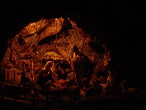 La Sagrada Familia, en la cueva de noche.